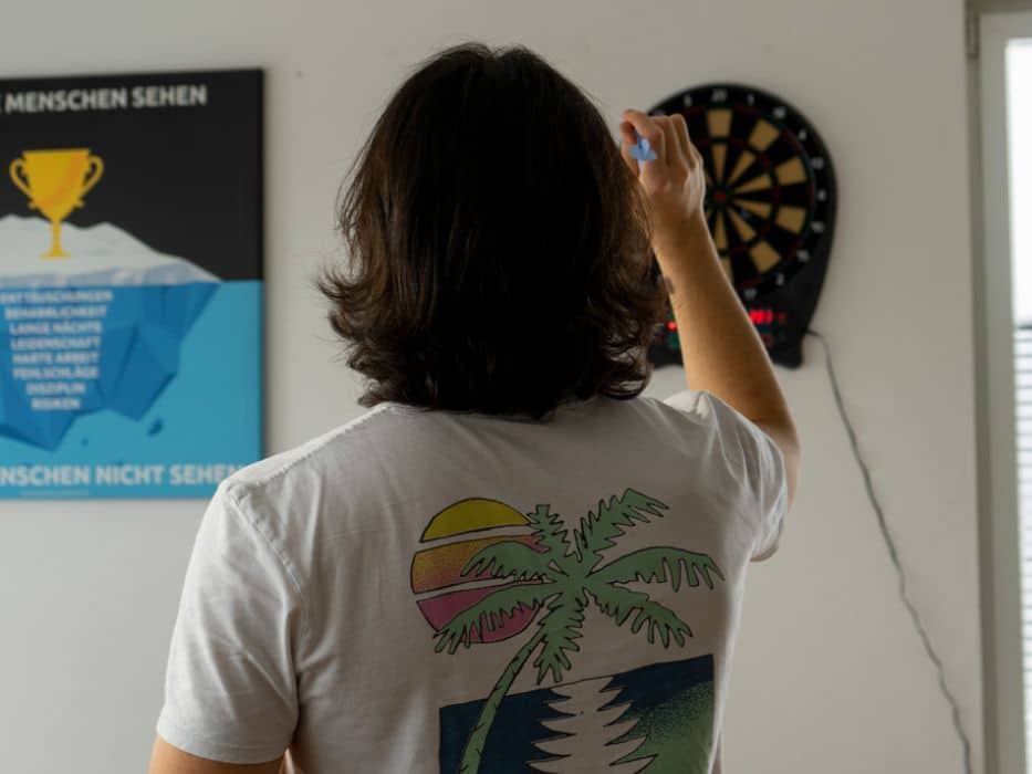 MYWAY glückliche Mitarbeiter Steven beim Dart