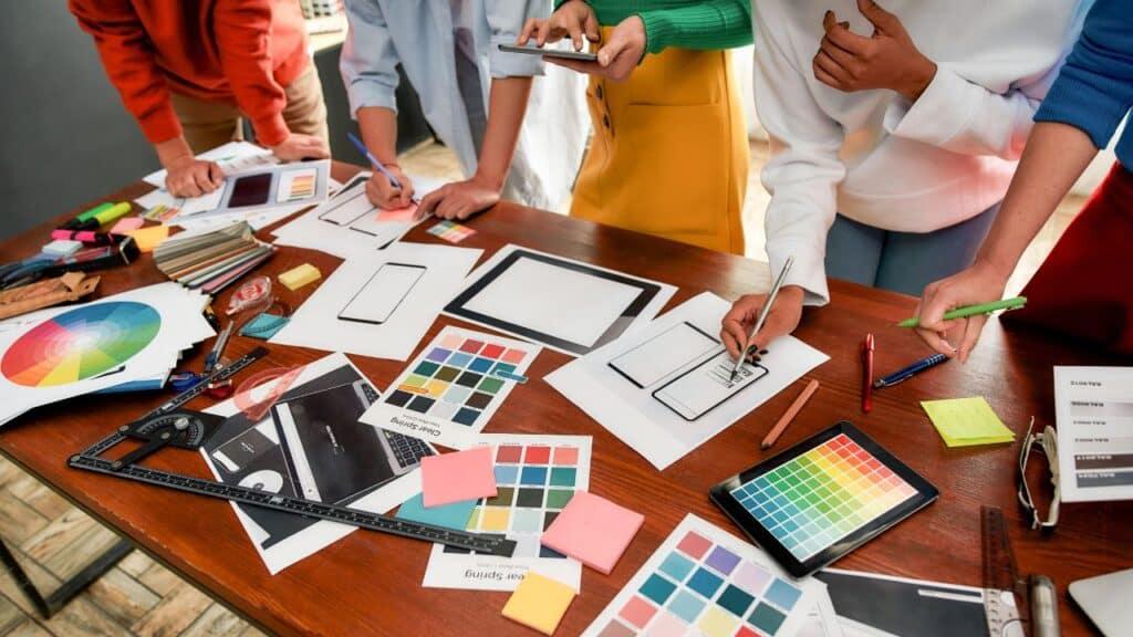 Website für kleine Unternehmen Farbgestaltung - Eine Gruppe Leute arbeiten am Tisch